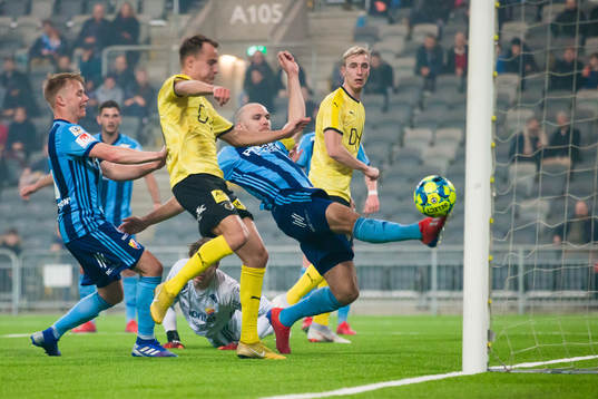 Djurgårdens Marcus Danielson försöker rädda bollen