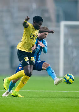Lilleströms Raphael Ayagwa i kamp om bollen med