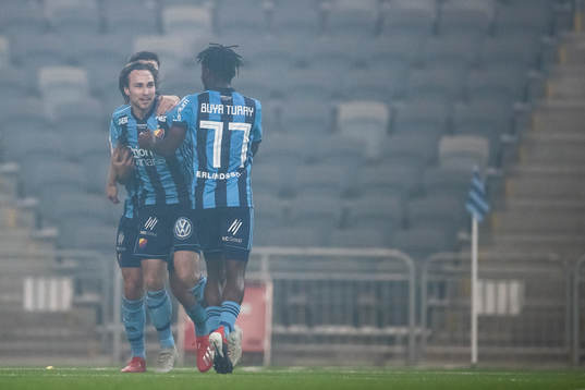 Djurgårdens Kevin Walker jublar med Besard Sabovic och