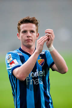 Djurgårdens Aslak Witry applåderar publiken