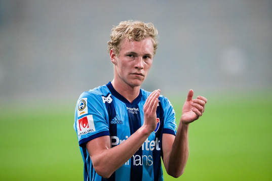Djurgårdens Adam Bergmark Wiberg applåderar publiken