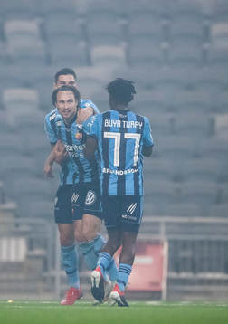Djurgårdens Kevin Walker jublar med Buya Turay och Besard