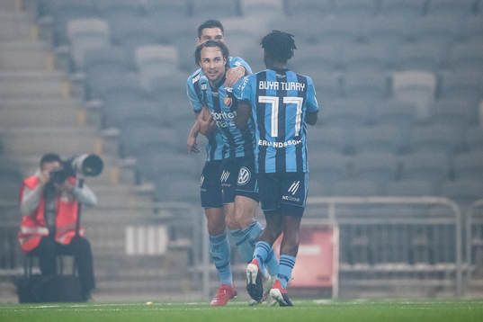 Djurgårdens Kevin Walker jublar med Buya Turay och Besard
