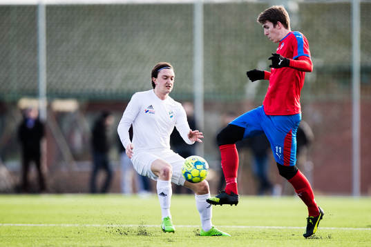 Östers Mattias Pavic  och Helsingborgs Adam Eriksson