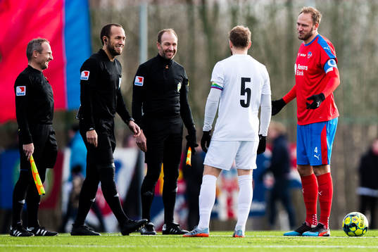 Helsingborgs Andreas Granqvist i diskussion med Östers