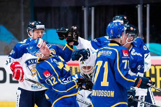 Joel Kellman in a fight with a player of Finland