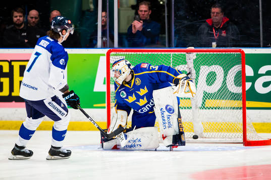 Oliwer Kaski of Finland scores