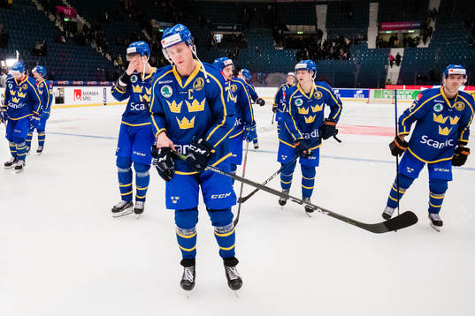 Dennis Rasmussen looks dejected with teammates