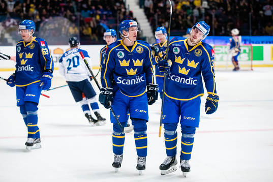 Emil Sylvegård and Emil Larsson looks dejected