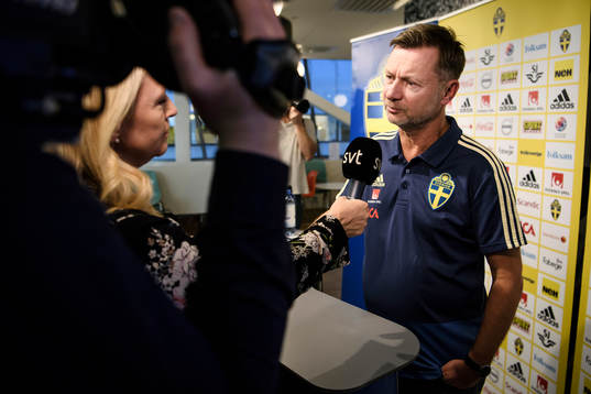 Bläddra bland fler bilder av Fotboll, dam, Sverige, Peter Gerhardsson, presskonferens