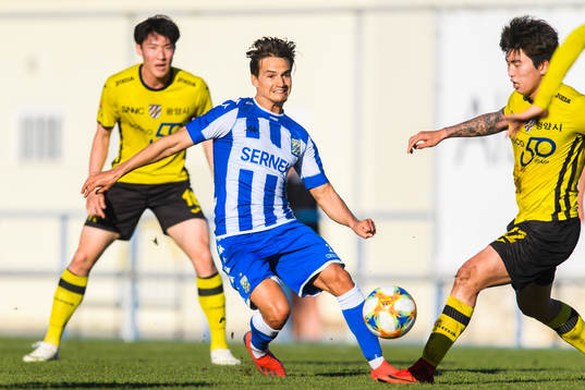 IFK Göteborgs Amin Affane och Jeonnam Dragons Choi Jaehyeon