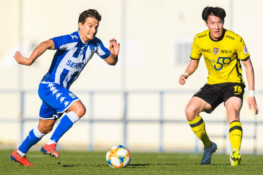 IFK Göteborgs Amin Affane och Jeonnam Dragons Kim Gyeongmin