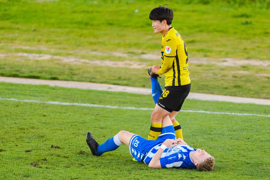 IFK Göteborgs Victor Wernersson får hjälp av Jeonnam