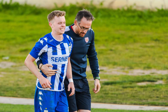 IFK Göteborgs Victor Wernersson får hjälp av planen