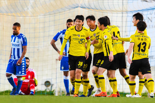 Jeonnam Dragons Ahn Byungkeon jublar med lagkamrater
