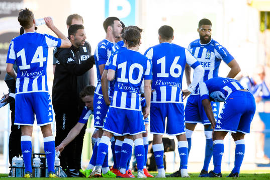 IFK Göteborgs tränare Poya Asbaghi har genomgång med