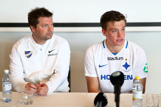 IFK Norrköpings nyförvärv Rasmus Lauritsen intill