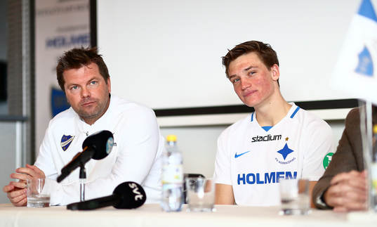 IFK Norrköpings nyförvärv Rasmus Lauritsen intill