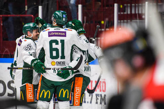 Färjestads Michael Lindqvist jublar med lagkamrater