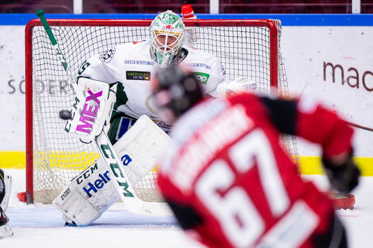 Malmö Redhawks Konstantin Komarek skjuter m ot Färjestads