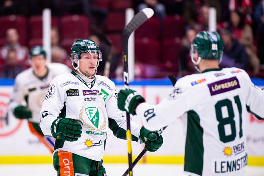 Färjestads Jesper Olofsson och Theodor Lennström jublar