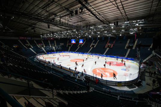 Djurgårdens och Timrås spelare värmer upp på Hovet