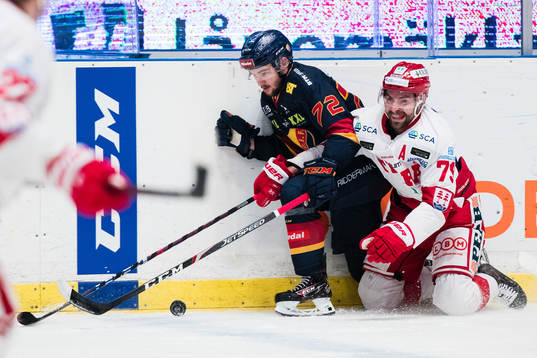 Djurgårdens Emil Bemström i kamp om pucken med Timrås