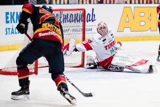 Djurgårdens Emil Bemström utmanar Timrås målvakt Niklas