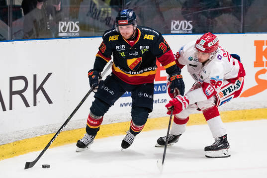 Djurgårdens Linus Hultström i kamp om pucken med Timrås