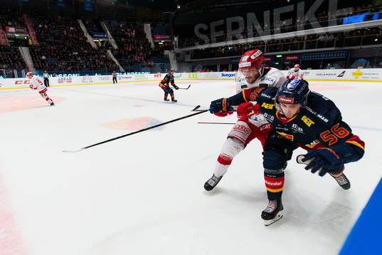 Timrås Johan Persson i kamp om pucken med Djurgårdens
