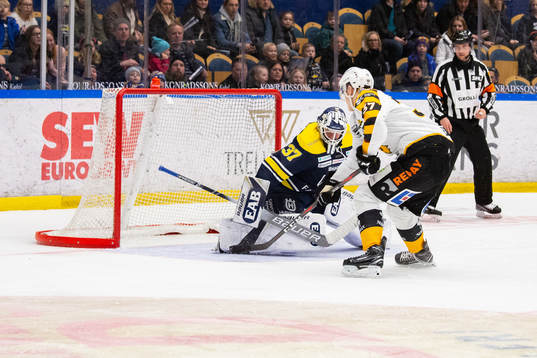 Skellefteås Emil Djuse gör 1-3 genom straff