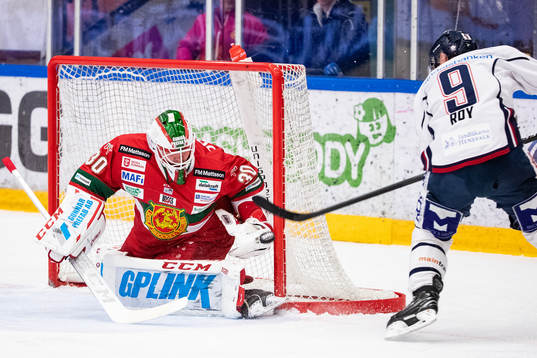 Moras målvakt Janne Juvonen och Linköpings Derek Roy
