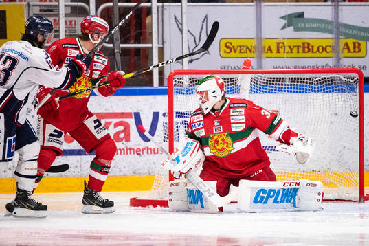 Linköpings Andrew Gordon gör 0-1 bakom Moras målvakt