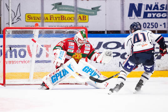 Linköpings Broc Little gör 0-2 bakom Moras målvakt Janne