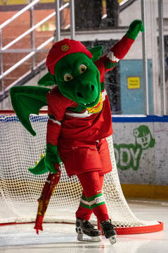 Draken i Jalas Arena innan ishockeymatchen i SHL mellan