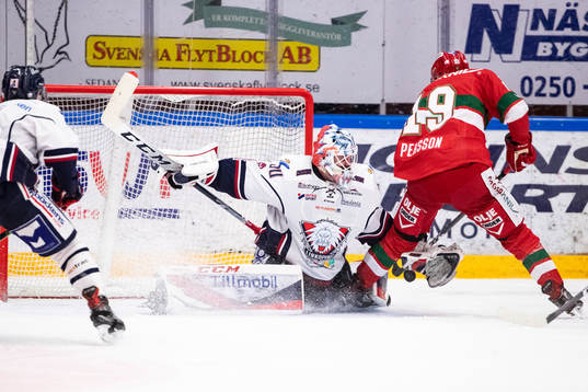Moras John Persson och Linköpings målvakt Jonas