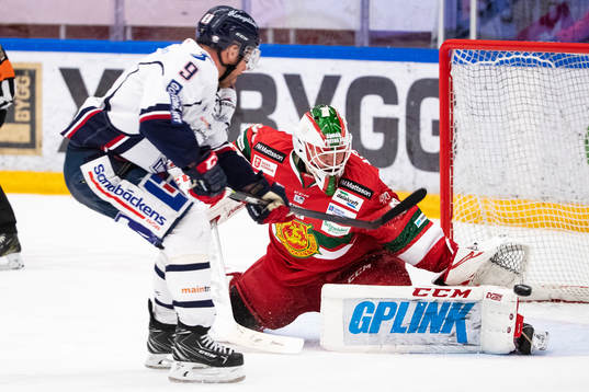 Linköpings Derek Roy och Moras målvakt Janne Juvonen