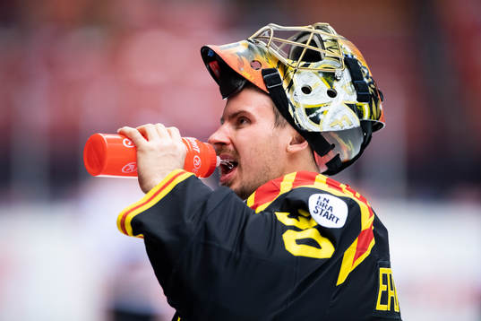 Brynäs målvakt Joacim Eriksson dricker vatten
