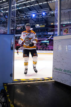 Luleås Robin Kovacs påväg ut från isen