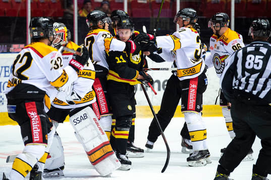 Brynäs Joel Kellman hålls fast framför mål av Luleås