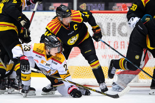 Luleås Jesper Sellgren trycks ned framför mål av Brynäs