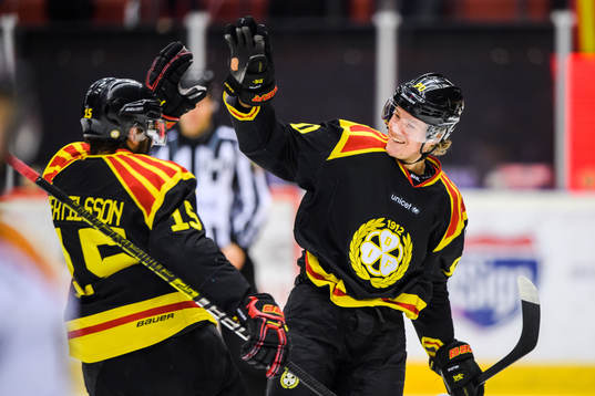 Brynäs Jesper Boqvist jublar med Simon Bertilsson