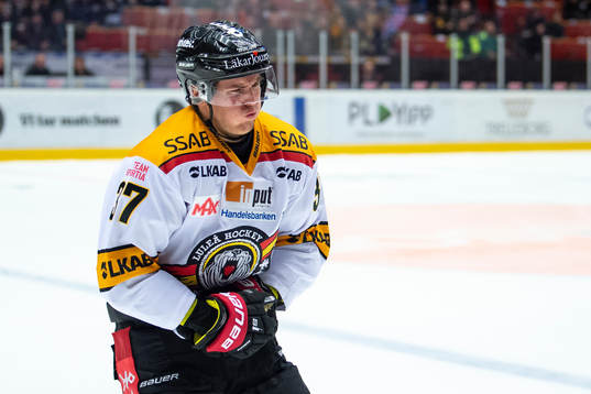 Luleås Isac Lundeström grimaserar