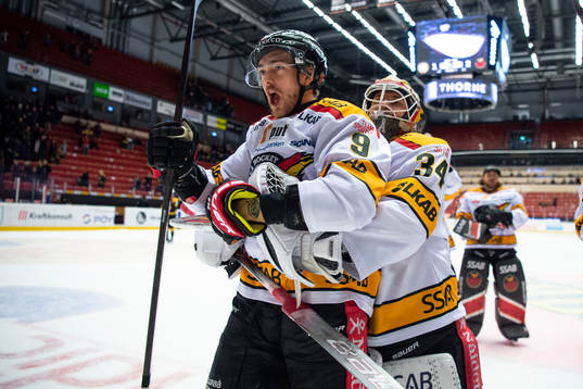 Luleås Johan Forsberg och målvakt Joel Lassinantti jublar