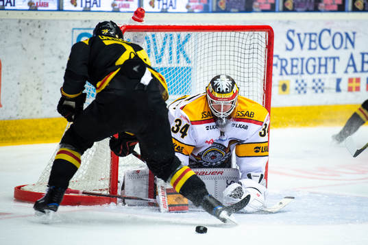 Luleås målvakt Joel Lassinantti räddar ett skott från
