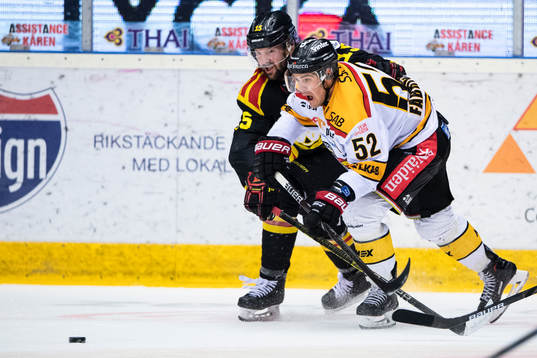 Brynäs Simon Bertilsson och Luleås Karl Fabricius