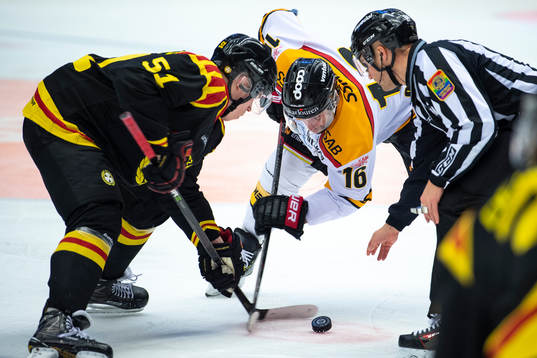 Brynäs Tomi Sallinen och Luleås Niklas Olausson tekar