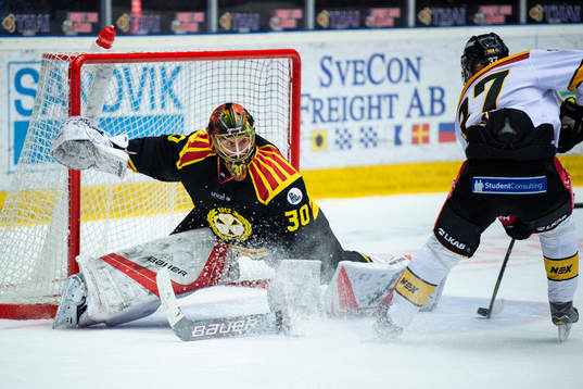 Brynäs målvakt Joacim Eriksson räddar ett skott från