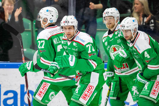 Rögles Daniel Zaar jublar med lagkamrater
