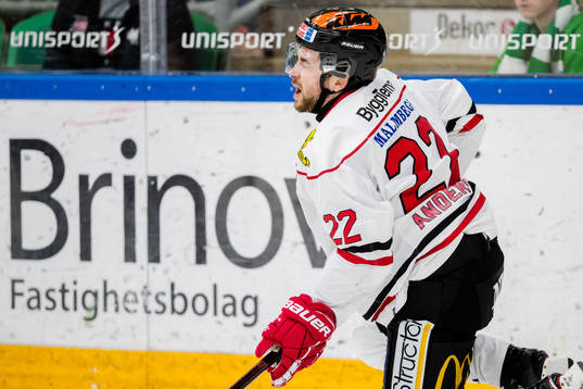 Örebros Jonathan Andersson grimaserar